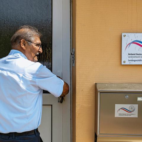 I Verband Deutscher Sinti und Romas lokaler i Kiel holdes der en gang om måneden ’åben morgenmad’, hvor alle er velkomne. “Vi har haft både jøder, russere, tyskere, syrere, romaer og sintier omkring bordet,” fortæller formanden for den slesvig-holstenske afdeling af forbundet, Matthäus Weiß.