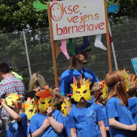 Dansk Skoleforening for Sydslesvig, der driver 57 dagtilbud og 40 skoler over hele Sydslesvig, er klart den største modtager af støtten fra den danske stat. I 2022 modtog Skoleforeningen 353,5 millioner kroner til drift. På billedet ses børn fra Oksevejens Børnehave ved friluftsmødet i Flensborg under De danske Årsmøder 2022.