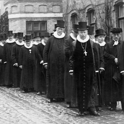Der deltog omkring 100 præster ved biskoppens tiltrædelsesprædiken i 1923 i Haderslev Vor Frue Kirke. Der deltog omkring 100 præster ved biskoppens tiltrædelsesprædiken i 1923 i Haderslev Vor Frue Kirke.