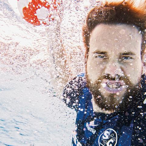 “100 procent identifikation og lidenskab. Ingen gav sig hen til SG som Thomas Mogensen,” Sådan beskrives den tidligere danske landsholdsspiller i Kai Teichmanns og Ruwen Möllers nye bog ‘SG-Guide’. Dette foto, hvor fotograf Lars Salomonsen har lokket ham under vandet, viser alt om, hvor meget han gav til fansene. Nu er Thomas Mogensen engageret som formand for samarbejdsrådet på Handewitts Danske Skole.