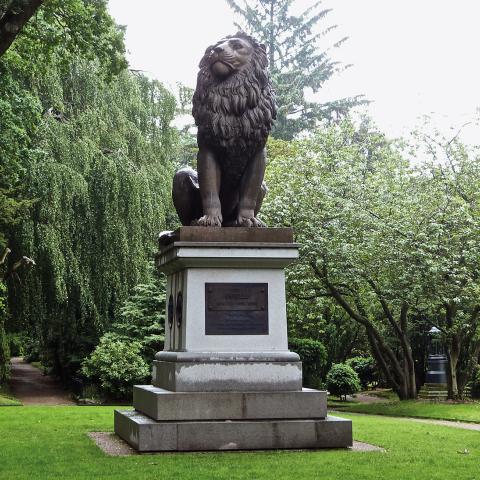På Flensborg Gamle Kirkegård står Istedløven, hvis historie viser udviklingen mellem dansk og tysk i Flensborg og grænselandet. Løven har rejst fra Flensborg over Berlin og København for at vende tilbage til Flensborg i 2011. “Den er et symbol på den fredelige udvikling i ikke bare Flensborg, men hele grænselandet”, siger Klaus Tolstrup Petersen.