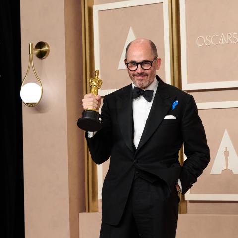 Instruktør Edward Berger fremviser sin Oscar-statuette.