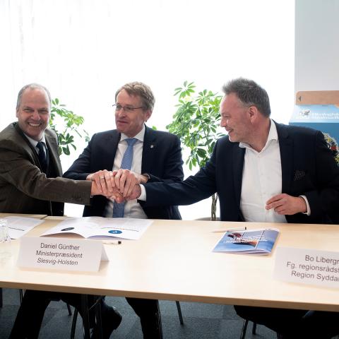 Torsdag den 20. april underskrev fungerende regionsrådsformand Bo Libergren (t.h.) ministerpræsident Daniel Günther (midt) og europaminister Werner Schwarz en handlingsplan for 2023-2024. Det skete på mejeriet Naturmælk i Tinglev.