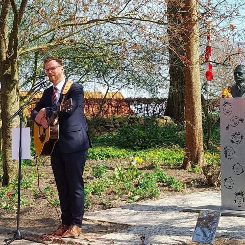 Formanden for Folketingets Sydslesvigudvalg, Benny Engelbrecht (S), har komponeret en sang om I.P. Nielsen i anledning af afsløringen af busten.