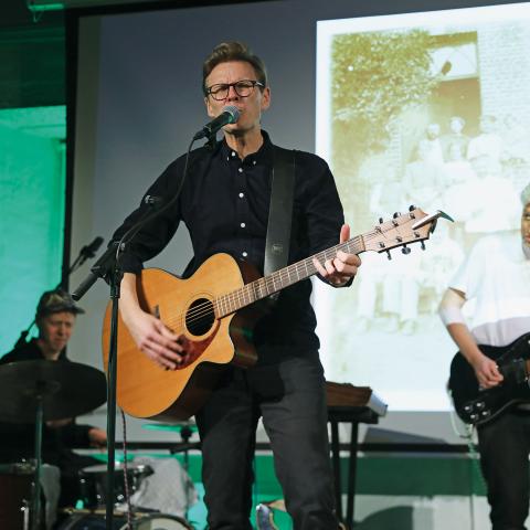 Lars Malm på guitar og Tomas Raae på bas (th.) til koncert med sange fra ‘Menneske igen’ på Sønderborg Slot. Lars Malm på guitar og Tomas Raae på bas (th.) til koncert med sange fra ‘Menneske igen’ på Sønderborg Slot.