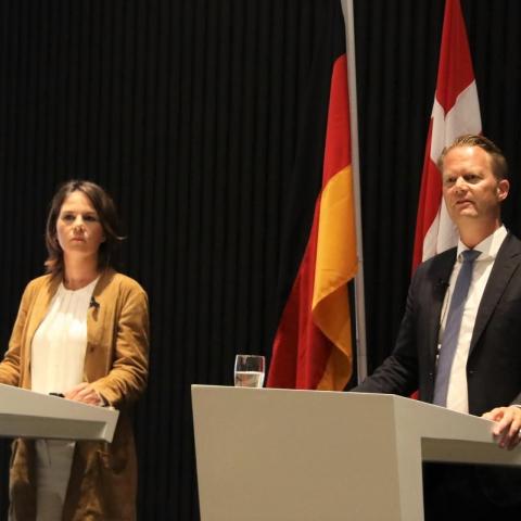 Tysklands udenrigsminister, Annalena Baerbock (Grønne), og Danmarks udenrigsminister, Jeppe Kofod (S), mødte pressen fredag den 26. august i Eigtveds Pakhus.