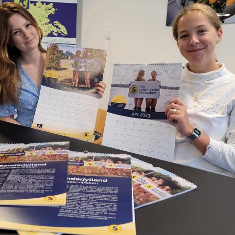 Junge SPitzen har tidligere sat fokus på grænsekontrollen ved at udgive en nøgenkalender. På billedet ses formand Katharina Kley og bestyrelsesmedlem Martina Lutz ved præsentationen af kalenderen i oktober 2022. Junge SPitzen har tidligere sat fokus på grænsekontrollen ved at udgive en nøgenkalender. På billedet ses formand Katharina Kley og bestyrelsesmedlem Martina Lutz ved præsentationen af kalenderen i oktober 2022.