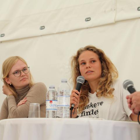 Ida Lück (th.) går i 3.g på A.P. Møller Skolen i Slesvig. I sommers deltog hun i en debat om unges mentale trivsel i Sydslesvigteltet på Folkemødet Bornholm.