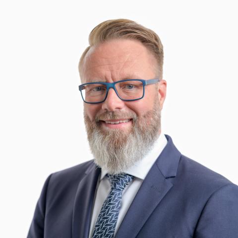 Claus Ruhe Madsen har været erhvervsminister i Slesvig-Holsten siden 2022. Han er opvokset i Danmark og var fra 2019-22 overborgmester i Rostock.