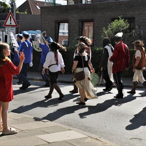 Årsmødeoptoget i Risby tiltrak opmærksomhed på gaden.