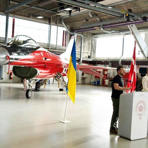 Den ukrainske Vlodomyr Zelenskyj landede søndag eftermiddag i Danmark. Det sker i forbindelse med, at Danmark donerer 19 F-16-fly til Ukraine. Den ukrainske Vlodomyr Zelenskyj landede søndag eftermiddag i Danmark. Det sker i forbindelse med, at Danmark donerer 19 F-16-fly til Ukraine.