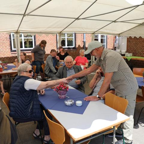 Bo Trelborg og et par medlemmer fra Grænseforeningen Skjern, Tarm og Videbækegnen under pavillonerne til årsmøderne ved Ladelund Ungdomsskole.