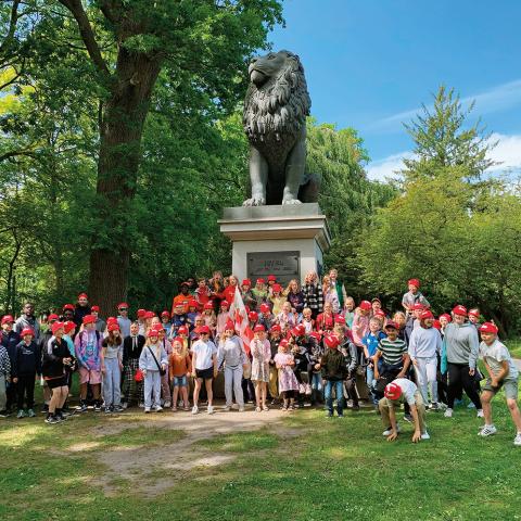 For eleverne fra Sæby var det som at mærke historiens vingesus at se Istedløven, efter at har brugt Grænseforeningens lille tegneserie om løven i undervisningen. Tegneserien kan rekvireres som undervisnings-materiale hos Grænseforeningen.