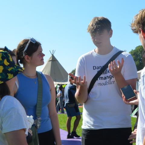Grænseforeningens Elevambassadører lærte fra sig på Ungdommens Folkemøde i Valbyparken den 6.-7. september.