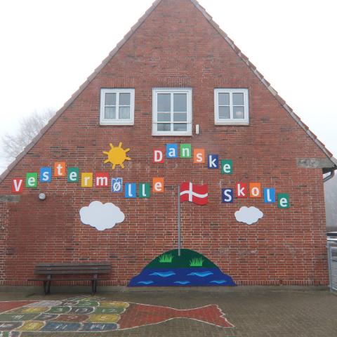Vestermølle Danske Skole hører under Dansk Skoleforening for Sydslesvig. Vestermølle Danske Skole hører under Dansk Skoleforening for Sydslesvig.