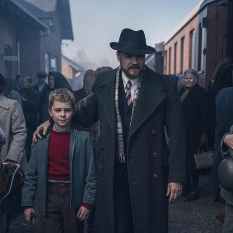 Pilou Asbæk spiller hovedrollen som højskoleforstanderen Jakob, der sættes i et svært dilemma.