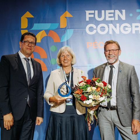 Renate Schnack modtog FUEN-prisen af FUEN-præsident Loránt Vincze (tv.) og FUEN-vicepræsident Gösta Toft.