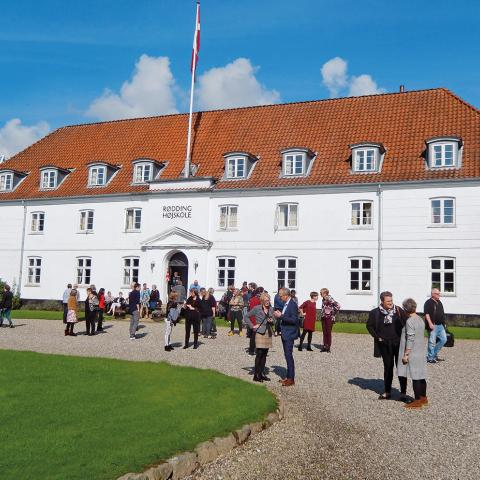 Rødding Højskole var den første folkehøjskole. Den lå i hertugdømmet Slesvig og havde til formål fra dansk side at styrke folk, kultur og sprog i hertugdømmet. Med tabet af hertugdømmerne rykkedes Rødding til Vejen under navnet Askov, og mange folkehøjskoler skød op med det formål at fylde indhold i den ny nationalstat. Efter genforeningen genopstod også som folkehøjskole. Rødding Højskole var den første folkehøjskole. Den lå i hertugdømmet Slesvig og havde til formål fra dansk side at styrke folk, kultur og sprog i hertugdømmet. Med tabet af hertugdømmerne rykkedes Rødding til Vejen under navnet Askov, og mange folkehøjskoler skød op med det formål at fylde indhold i den ny nationalstat. Efter genforeningen genopstod også som folkehøjskole.
