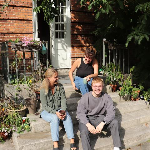 Tonya Hengeníus, Linda Stoklasa og Christian Hansen nyder tilværelsen på Arveprins Knuds Kollegium på Frederiksberg.