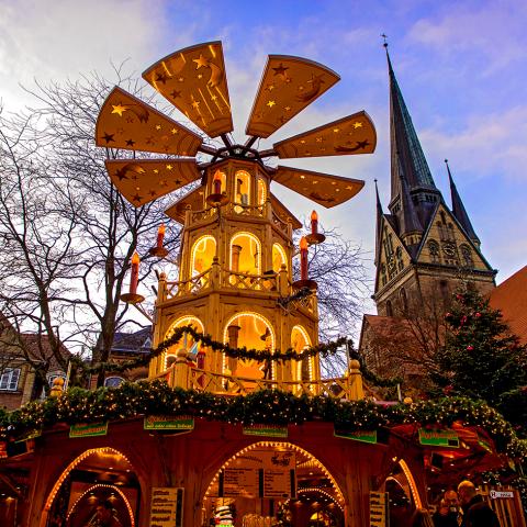 Julepyramiden er et vartegn for julemarkedet i Flensborg. I baggrunden rejser Skt. Nikolaj Kirken sig med sit sengotiske tårn. Julepyramiden er et vartegn for julemarkedet i Flensborg. I baggrunden rejser Skt. Nikolaj Kirken sig med sit sengotiske tårn.