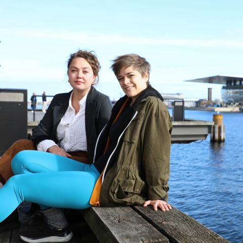 Linnea Fabricius og Thea Kastberg udgør til sammen teaterforetagendet 'Æ Teater', der vil skabe scenekunst for unge i Sønderjylland.