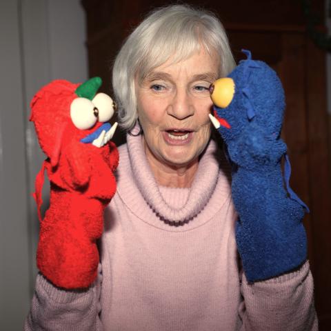 Billede af Dola Schultz, som udfører dukketeater