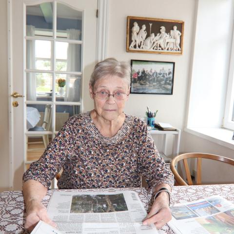 Billede af Lis Mikkelsen, der læser i Flensborg avis