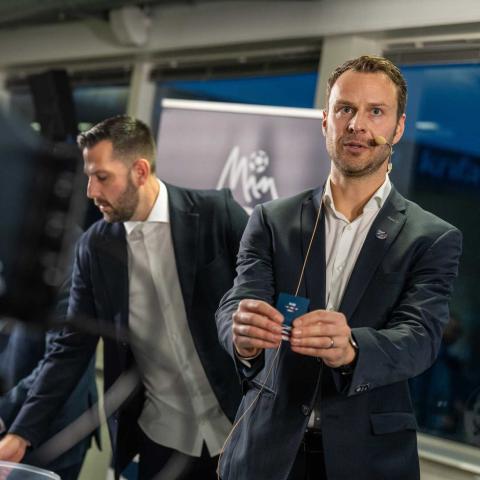 Projektleder Ruwen Möller stod for lodtrækningen til EUROPEADA i december. Nu er det endelige kampprogram på plads. Projektleder Ruwen Möller stod for lodtrækningen til EUROPEADA i december. Nu er det endelige kampprogram på plads.