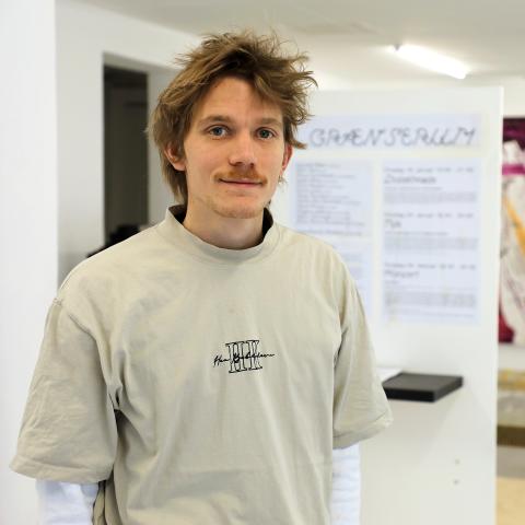 Janosh Heydorn er kurator for udstillingen 'GRÆNSERUM' på Galleriet Prospekt Space på Vesterbro, København.