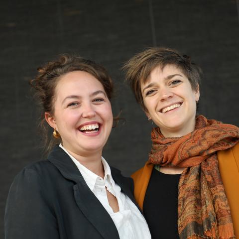 Æ Teater udgøres af Linnea Fabricius og Thea Kastberg.