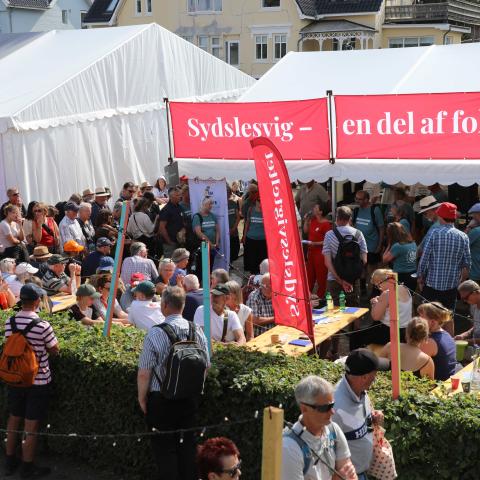 Folkemødet Bornholm finder sted den 13.-15. juni. Sydslesvigteltet er i år at finde på Kæmpestranden, plads J29.
