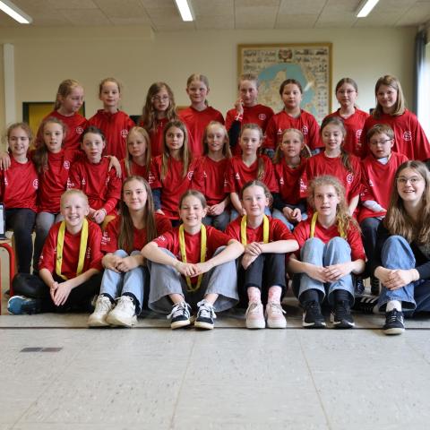 Lisa Stammer sammen med børnekoret på Hiort Lorenzen Skolen i Slesvig, som synger kor på ’Vor Sang’.