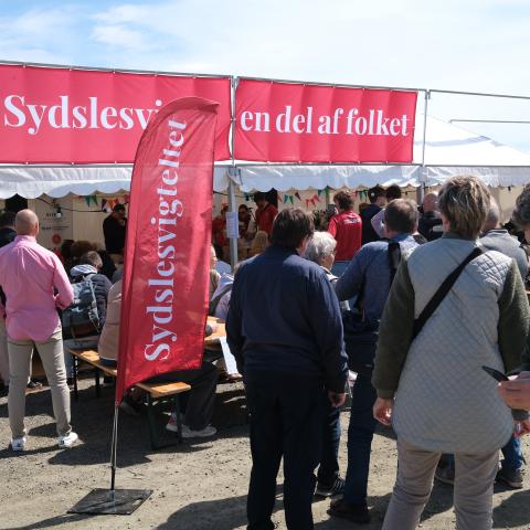 Sydslesvigteltet var i år placeret på Kæmpestranden i den sydlige ende af Folkemødet, der foregår i Allinge på Bornholm. Sydslesvigteltet var i år placeret på Kæmpestranden i den sydlige ende af Folkemødet, der foregår i Allinge på Bornholm.