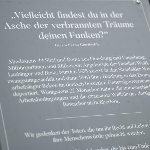 Mindemærket for sintier og romaer i Flensborg er blevet revet op fra jorden.