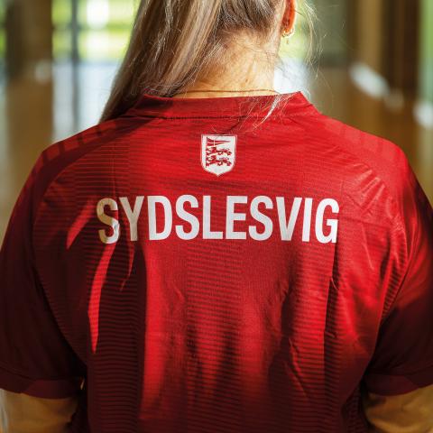 Billede af rygmærket på Sydslesvigs kvindelandsholds fodboldtrøje Billede af rygmærket på Sydslesvigs kvindelandsholds fodboldtrøje