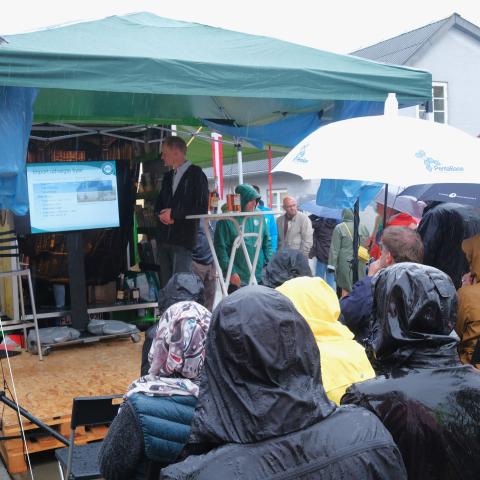 Kulturmødet Mors var udfordret af regn og blæst på første- og andendagen. Her er det historiker Klaus Tolstrup Petersen, der fortæller om rommens historie i Flensborg. Kulturmødet Mors var udfordret af regn og blæst på første- og andendagen. Her er det historiker Klaus Tolstrup Petersen, der fortæller om rommens historie i Flensborg.
