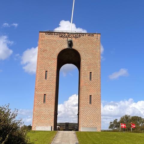 Et af de mest markante mindesmærker for Genforeningen, tårnet på Ejer Bavnehøj, havde 100-års jubilæum søndag den 25. august. 