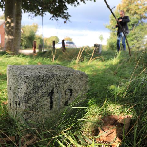 Den dansk-tyske grænse markeres af 280 grænsesten og -pæle fra Vadehavet i vest og til Flensborg Fjord i øst. 