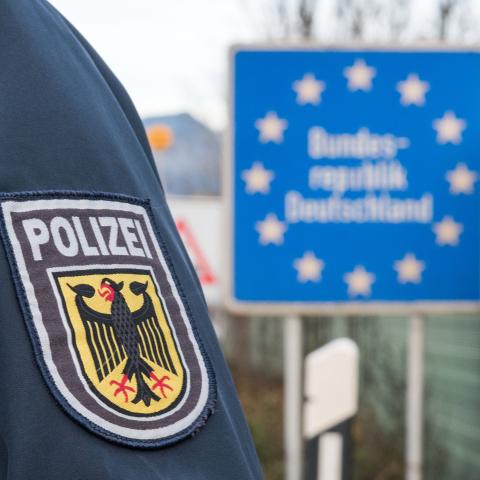 Tyskland indfører grænsekontrol til alle nabolande, herunder Danmark. Det sker fra mandag den 16. september og seks måneder frem.