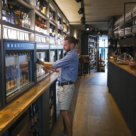 Anton Schroeder ved vinbaren