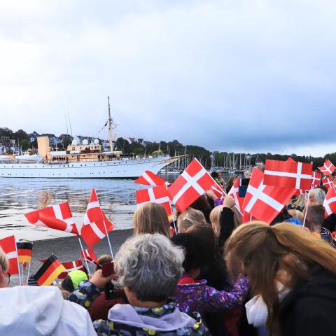 Sådan så det ud, da en dansk regent senest besøgte det danske mindretal i Sydslesvig. Det var dronning Margrethe, der i 2019 ankom til Flensborg i Kongeskibet Dannebrog.
