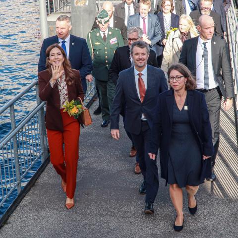 Kongeparret modtages ved kajen foran GEOMAR på den østlige side af Kielfjorden.