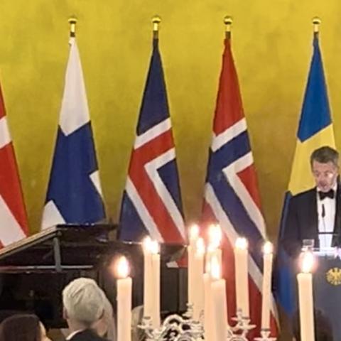 Kong Frederik holdt tale på tysk ved en officiel middag på Schloss Bellevue i Berlin mandag den 21. oktober. 