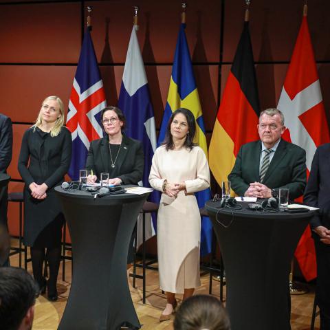 De nordiske udenrigsminister til pressemøde sammen med Tysklands udenrigsminister, Annalena Baerbock (De Grønne), der ses i hvid kjole.