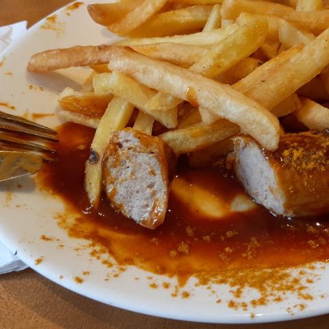En currywurst er en tysk specialitet, der nu har eksisteret i 75 år. En currywurst er en tysk specialitet, der nu har eksisteret i 75 år.