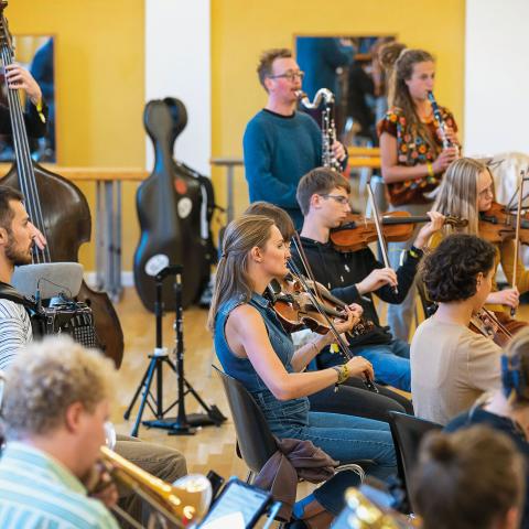 folkBALTICA Festival leverer på 19. år samarbejde, kunst og venskab på tværs af den dansk-tyske grænse. folkBALTICA Ensemblet bidrager også til grænselandets 50 år gamle, musikalske kulturmanifestation med talent og perspektiv på grænselandets traditioner. folkBALTICA Festival leverer på 19. år samarbejde, kunst og venskab på tværs af den dansk-tyske grænse. folkBALTICA Ensemblet bidrager også til grænselandets 50 år gamle, musikalske kulturmanifestation med talent og perspektiv på grænselandets traditioner.