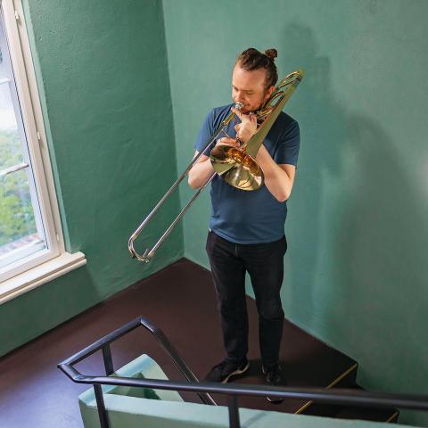 Rune Jeppesen Lorenzen er datalog og spiller trækbasun.