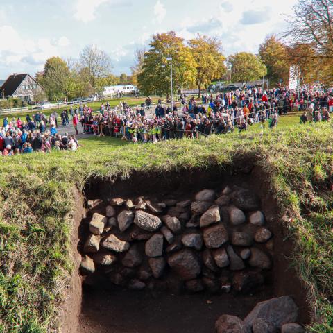 Det nye Danevirke Museum er heldigvis finansieret. Men for en tid har Sydslesvigudvalget sat bevillinger til anlægsudgiver i bero.