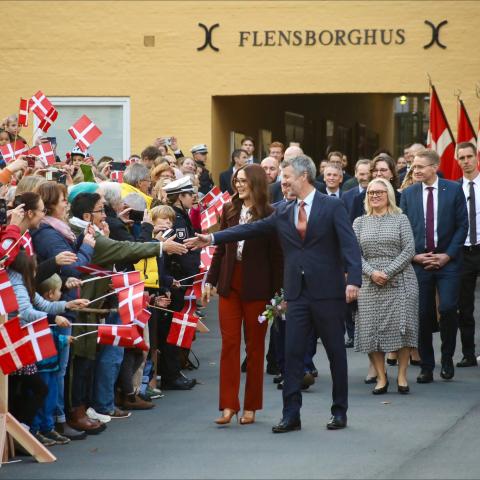 Kongeparret besøgte Flensborghus, der er centrum for det danske foreningsliv i Sydslesvig, den 22. oktober 2024.