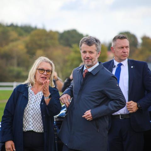 Gitte Hougaard-Werner, formand for Sydslesvigsk Forening (SSF), tog imod kong Frederik, da han og dronning Mary ankom til Dannevirke i oktober.